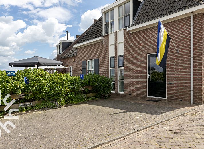 Malerischer Garten und historische Architektur rund um das Ferienhaus OV686 in Blokzijl, Overijssel.
