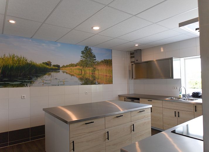 Moderne keuken van OV668 vakantiehuis in Blokzijl, perfect voor groepsmaaltijden.