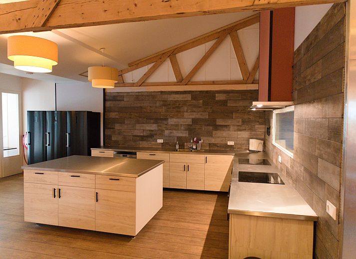 Comfortabele slaapkamer in OV668 vakantiehuis, Blokzijl met sfeervol natuurbehang.