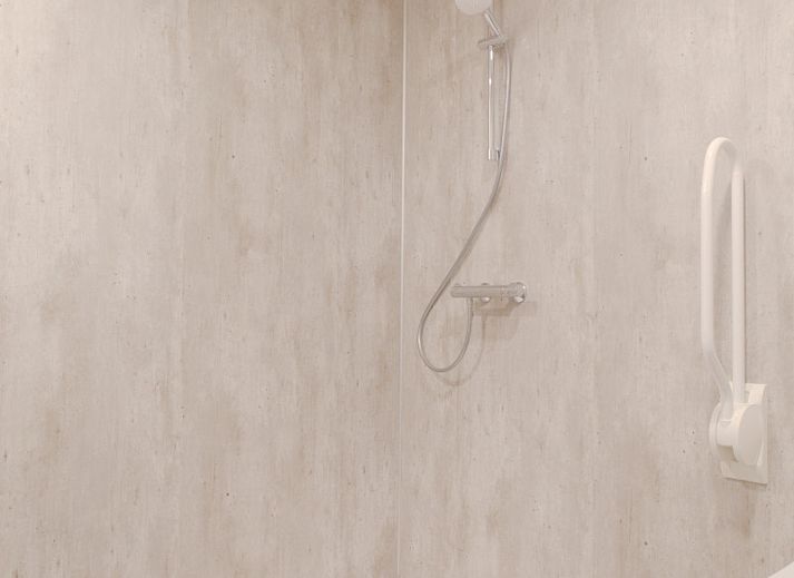 Comfortabele slaapkamer in OV668 vakantiehuis, Blokzijl met sfeervol natuurbehang.