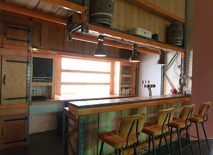 Gezellige bar in OV668 vakantiehuis, Blokzijl, perfect voor sociale avonden.