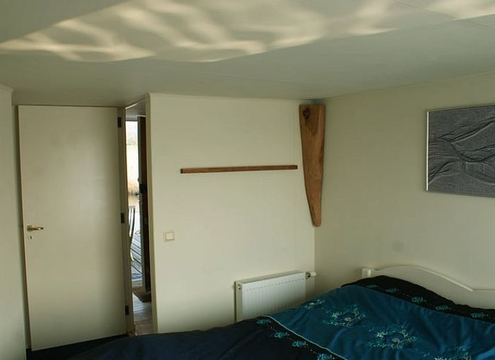 Geniet van het terras aan het water bij Vakantiehuis in IJsselmuiden, Overijssel.