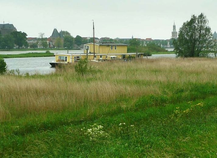 Geniet van het terras aan het water bij Vakantiehuis in IJsselmuiden, Overijssel.
