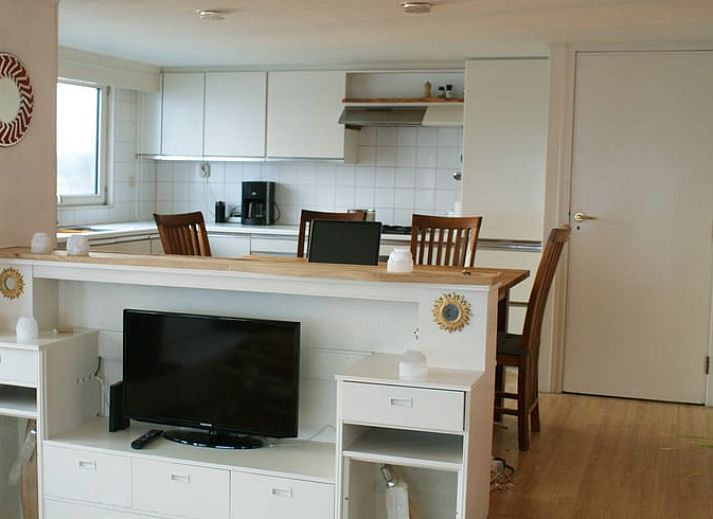 Ruime woonkamer met houtkachel in Vakantiehuis in IJsselmuiden, Noordwest Overijssel.