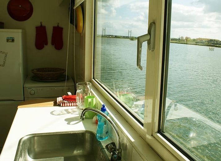 Ruime woonkamer met houtkachel in Vakantiehuis in IJsselmuiden, Noordwest Overijssel.