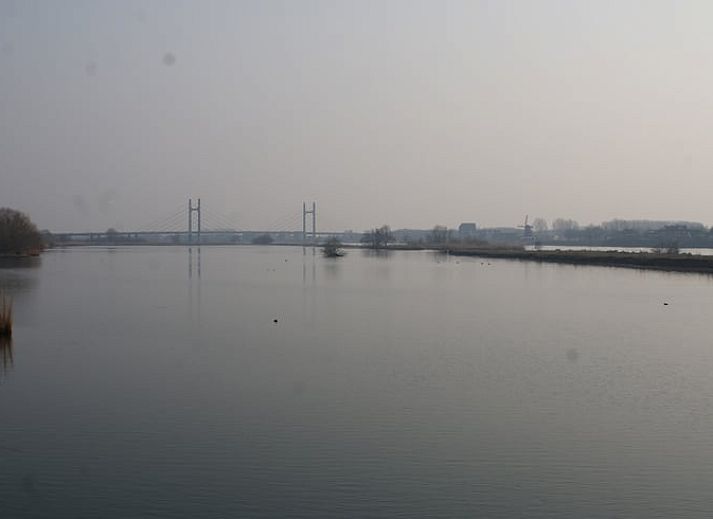 Ruime woonkamer met houtkachel in Vakantiehuis in IJsselmuiden, Noordwest Overijssel.