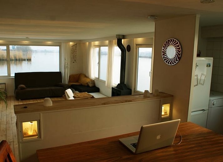 Ruime woonkamer met houtkachel in Vakantiehuis in IJsselmuiden, Noordwest Overijssel.