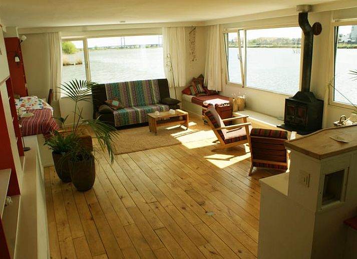 Moderne keuken met uitzicht op de rivier in Vakantiehuis in IJsselmuiden, Overijssel.