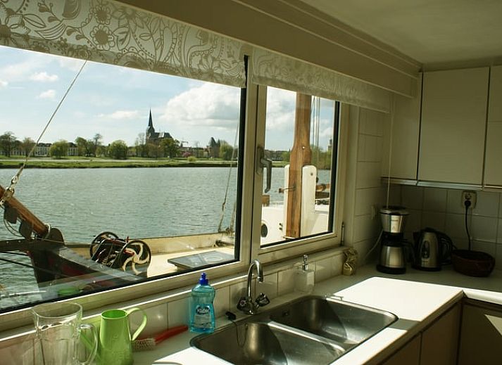 Moderne keuken met uitzicht op de rivier in Vakantiehuis in IJsselmuiden, Overijssel.