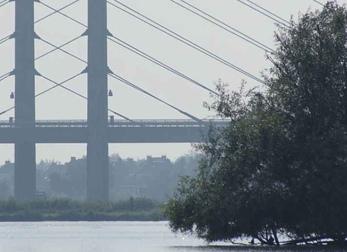 Moderne keuken met uitzicht op de rivier in Vakantiehuis in IJsselmuiden, Overijssel.