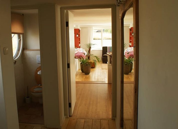 Moderne keuken met uitzicht op de rivier in Vakantiehuis in IJsselmuiden, Overijssel.