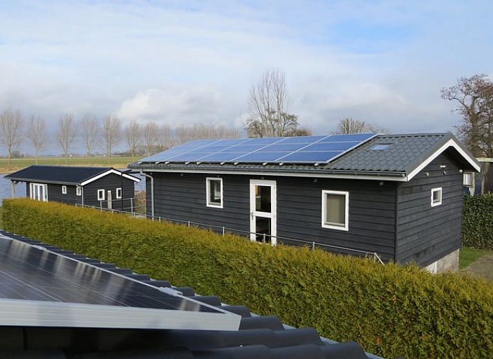 Terras bij Huisje in IJsselmuiden met uitzicht op de rivier, perfect voor rust in Overijssel.