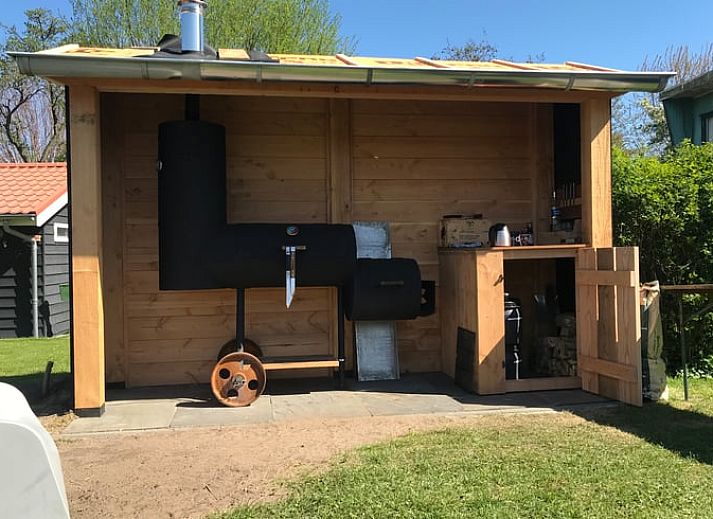 Terras bij Huisje in IJsselmuiden met uitzicht op de rivier, perfect voor rust in Overijssel.