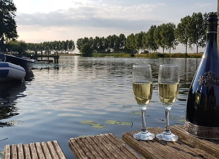 Terras bij Huisje in IJsselmuiden met uitzicht op de rivier, perfect voor rust in Overijssel.