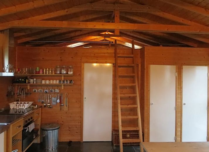 Terras bij Huisje in IJsselmuiden met uitzicht op de rivier, perfect voor rust in Overijssel.