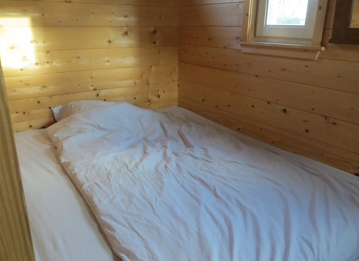 Bootjes aan de steiger van Huisje in IJsselmuiden, ideaal voor watersportliefhebbers in Noordwest Overijssel.