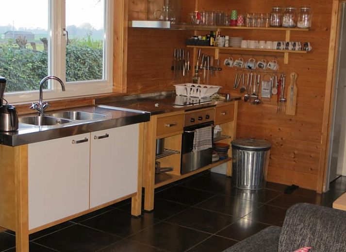 Bootjes aan de steiger van Huisje in IJsselmuiden, ideaal voor watersportliefhebbers in Noordwest Overijssel.