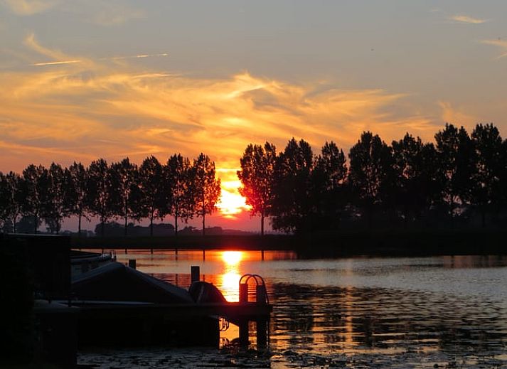 Bootjes aan de steiger van Huisje in IJsselmuiden, ideaal voor watersportliefhebbers in Noordwest Overijssel.