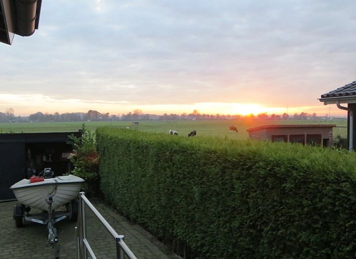 Bloementuin bij Huisje in IJsselmuiden vakantiehuis in Noordwest Overijssel, omgeven door natuur.