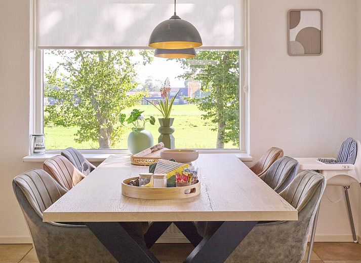 Comfortabele woonkamer in Alpa Casa vakantiehuis, Rouveen, Overijssel met veel natuurlijk licht.