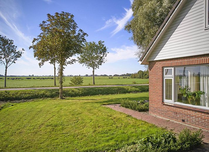 Comfortabele woonkamer in Alpa Casa vakantiehuis, Rouveen, Overijssel met veel natuurlijk licht.