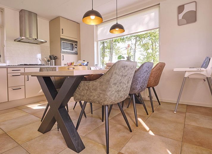 Moderne keuken in Alpa Casa vakantiehuis, Rouveen, Overijssel met uitzicht op de landelijke omgeving.