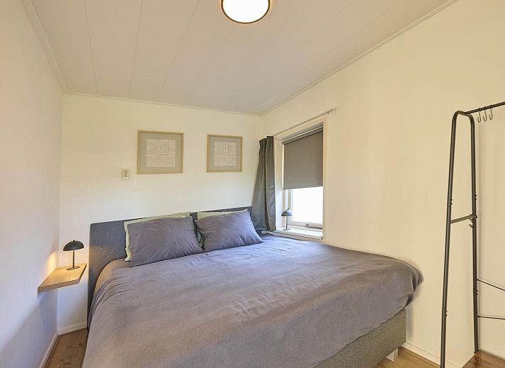 Moderne keuken in Alpa Casa vakantiehuis, Rouveen, Overijssel met uitzicht op de landelijke omgeving.