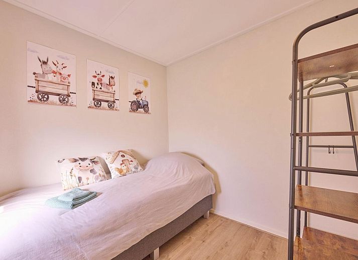 Gezellige slaapkamer in Alpa Casa vakantiehuis, Rouveen, Overijssel met een comfortabel tweepersoonsbed.