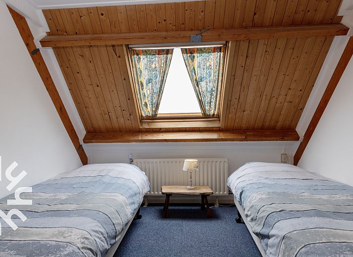 Ferienhaus OV533 in Eesveen, Overijssel, mit einer schoenen Holzfassade und einem sonnigen Garten.