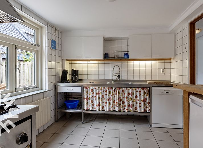 Moderne Kueche des Ferienhauses OV533 in Eesveen, ausgestattet mit allen Annehmlichkeiten.