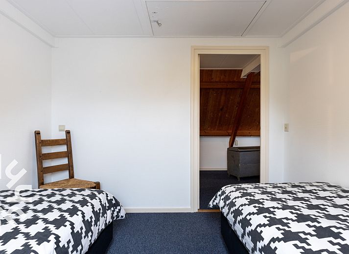 Praktischer Hauswirtschaftsraum in OV533, Eesveen, mit Waschmaschine und Spuelbecken.