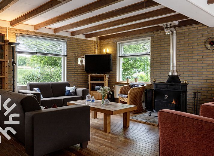 Praktischer Hauswirtschaftsraum in OV533, Eesveen, mit Waschmaschine und Spuelbecken.