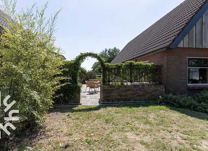 Praktischer Hauswirtschaftsraum in OV533, Eesveen, mit Waschmaschine und Spuelbecken.