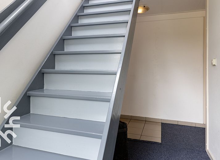 Treppe zum Obergeschoss im Ferienhaus OV533 in Eesveen, Overijssel.