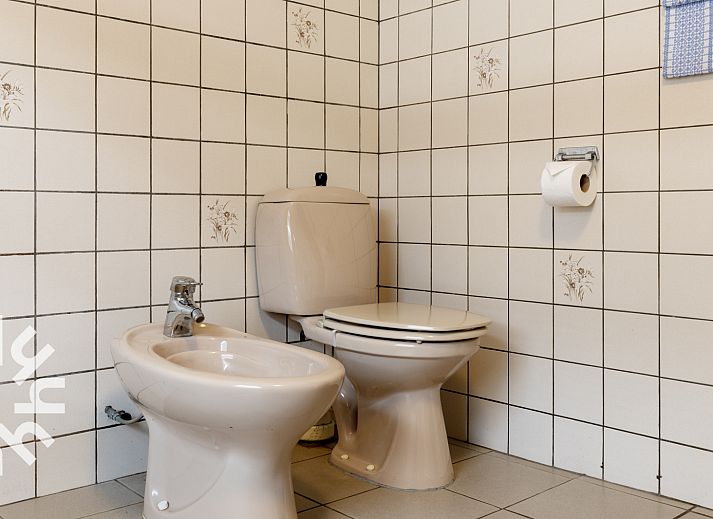 Gezellige woonkamer met open haard in OV543 vakantiehuis, Eesveen, Overijssel.