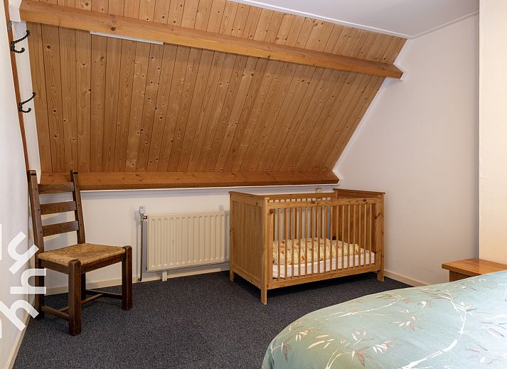 Gezellige woonkamer met open haard in OV543 vakantiehuis, Eesveen, Overijssel.