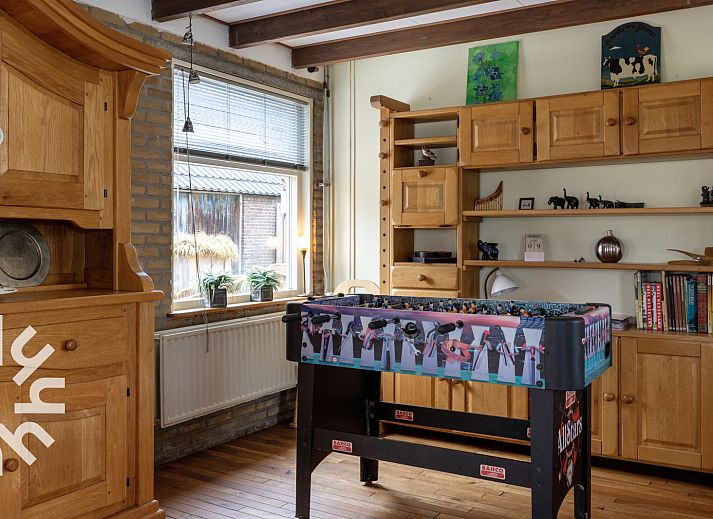 Gezellige woonkamer met open haard in OV543 vakantiehuis, Eesveen, Overijssel.