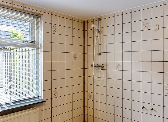 Praktische bijkeuken met wasmachine in OV543 vakantiehuis, Eesveen, Overijssel.