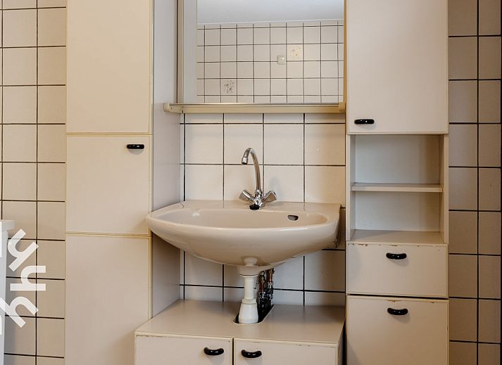 Comfortabele slaapkamer met houten details in OV543 vakantiehuis, Eesveen, Overijssel.