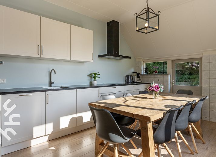 Terrasse des Ferienhauses OV660 in Eesveen, Nordwest Overijssel, umgeben von gruener Natur.