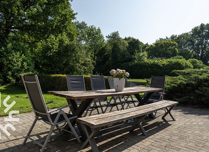 Terrasse des Ferienhauses OV660 in Eesveen, Nordwest Overijssel, umgeben von gruener Natur.