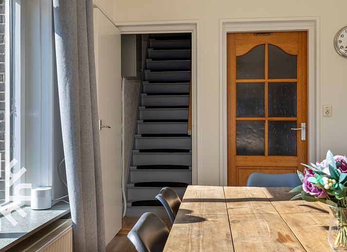 Terrasse des Ferienhauses OV660 in Eesveen, Nordwest Overijssel, umgeben von gruener Natur.