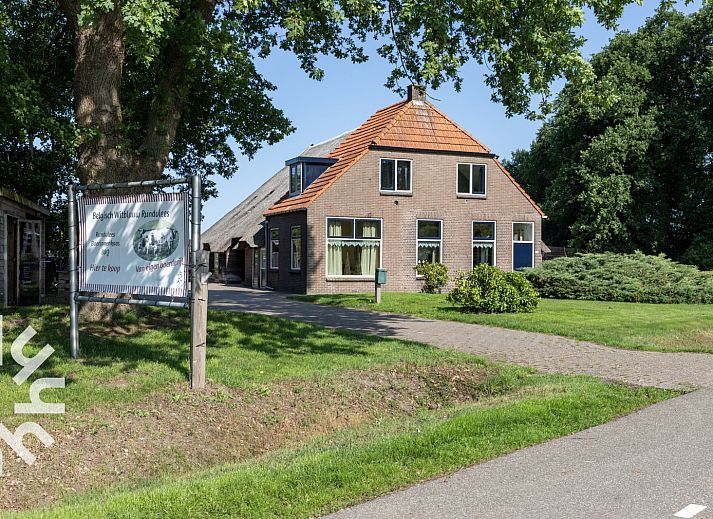 Terrasse des Ferienhauses OV660 in Eesveen, Nordwest Overijssel, umgeben von gruener Natur.