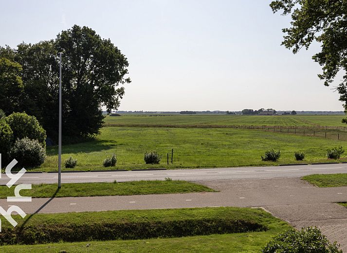 Luftaufnahme des Ferienhauses OV660 in Eesveen, Nordwest Overijssel, mit Reetdach und grossem Hof.