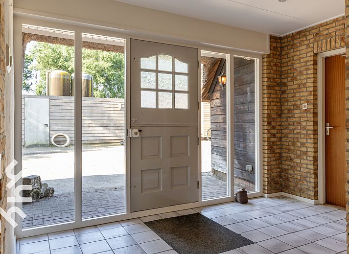 Luftaufnahme des Ferienhauses OV660 in Eesveen, Nordwest Overijssel, mit Reetdach und grossem Hof.