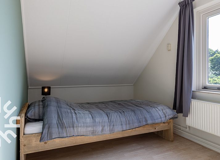 Luftaufnahme des Ferienhauses OV660 in Eesveen, Nordwest Overijssel, mit Reetdach und grossem Hof.