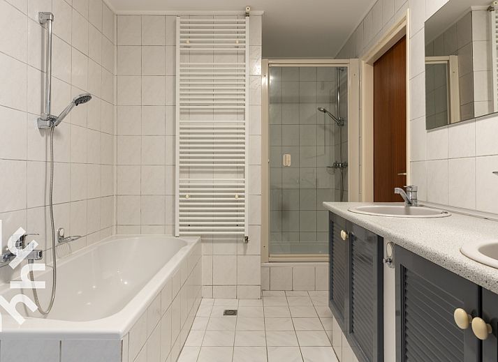 Luftaufnahme des Ferienhauses OV660 in Eesveen, Nordwest Overijssel, mit Reetdach und grossem Hof.