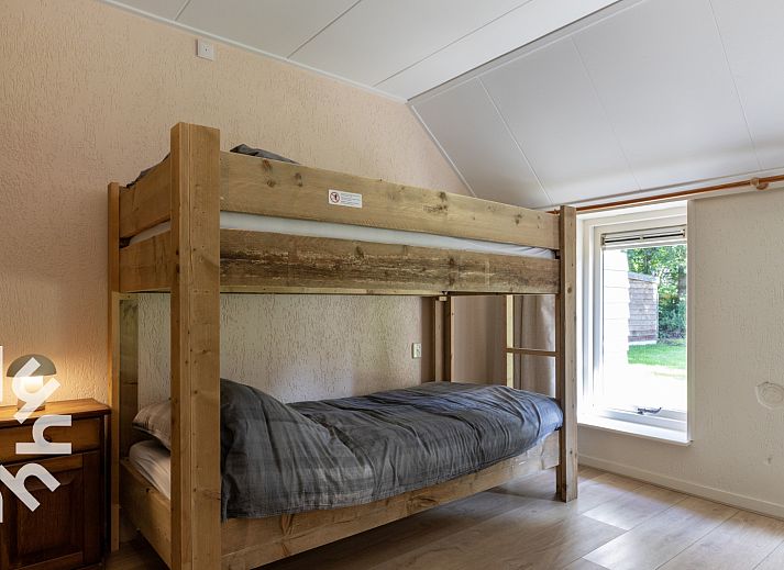 Luftaufnahme des Ferienhauses OV660 in Eesveen, Nordwest Overijssel, mit Reetdach und grossem Hof.