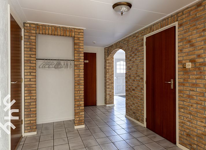 Gemuetliche Essecke im Ferienhaus OV660 in Eesveen, Nordwest Overijssel mit Holztisch.