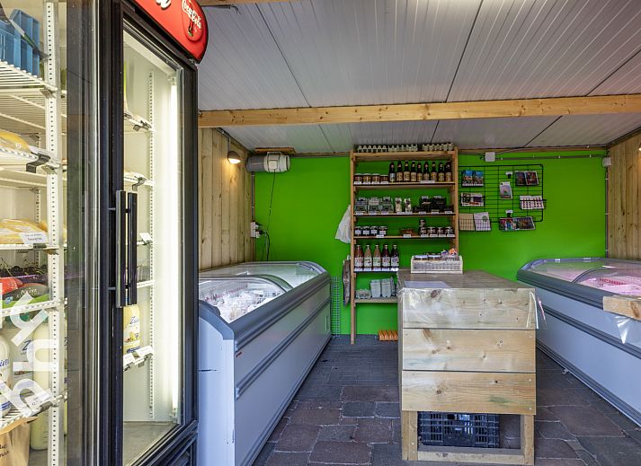 Gemuetliche Essecke im Ferienhaus OV660 in Eesveen, Nordwest Overijssel mit Holztisch.